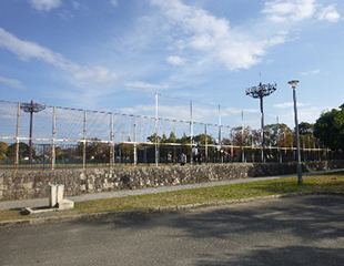Công trường dùng lưới chắn bóng (dùng bao quanh sân vận động)