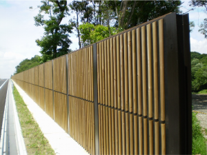 愛知県の道路沿いに騒音対策として設置した木製防音壁