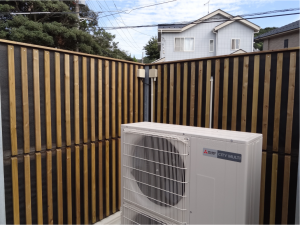 室外機の騒音対策として、神奈川県の保育園に設置した木製防音壁