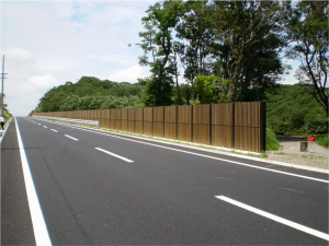 愛知県の道路沿いに騒音対策として設置した木製防音壁